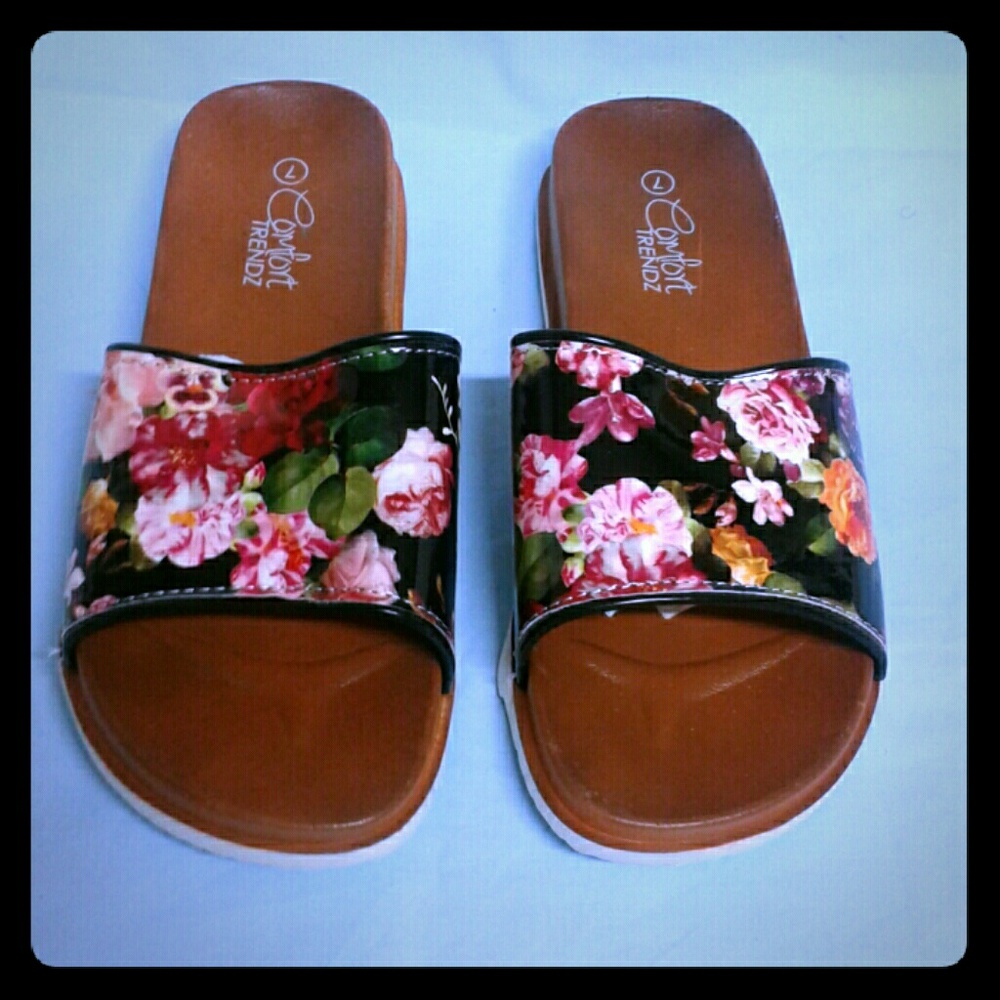 Women's slippers & flip flops.